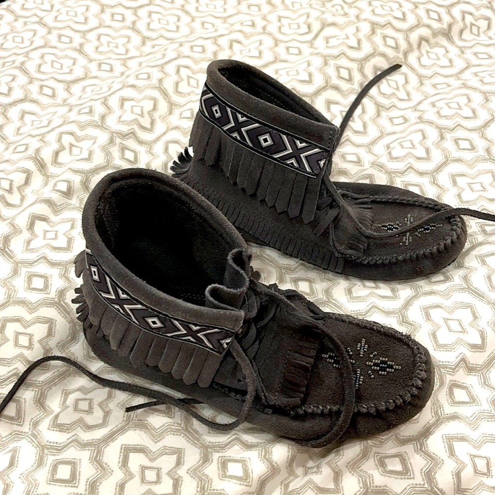 Manitobah Mukluks, ankle grey suede with beading